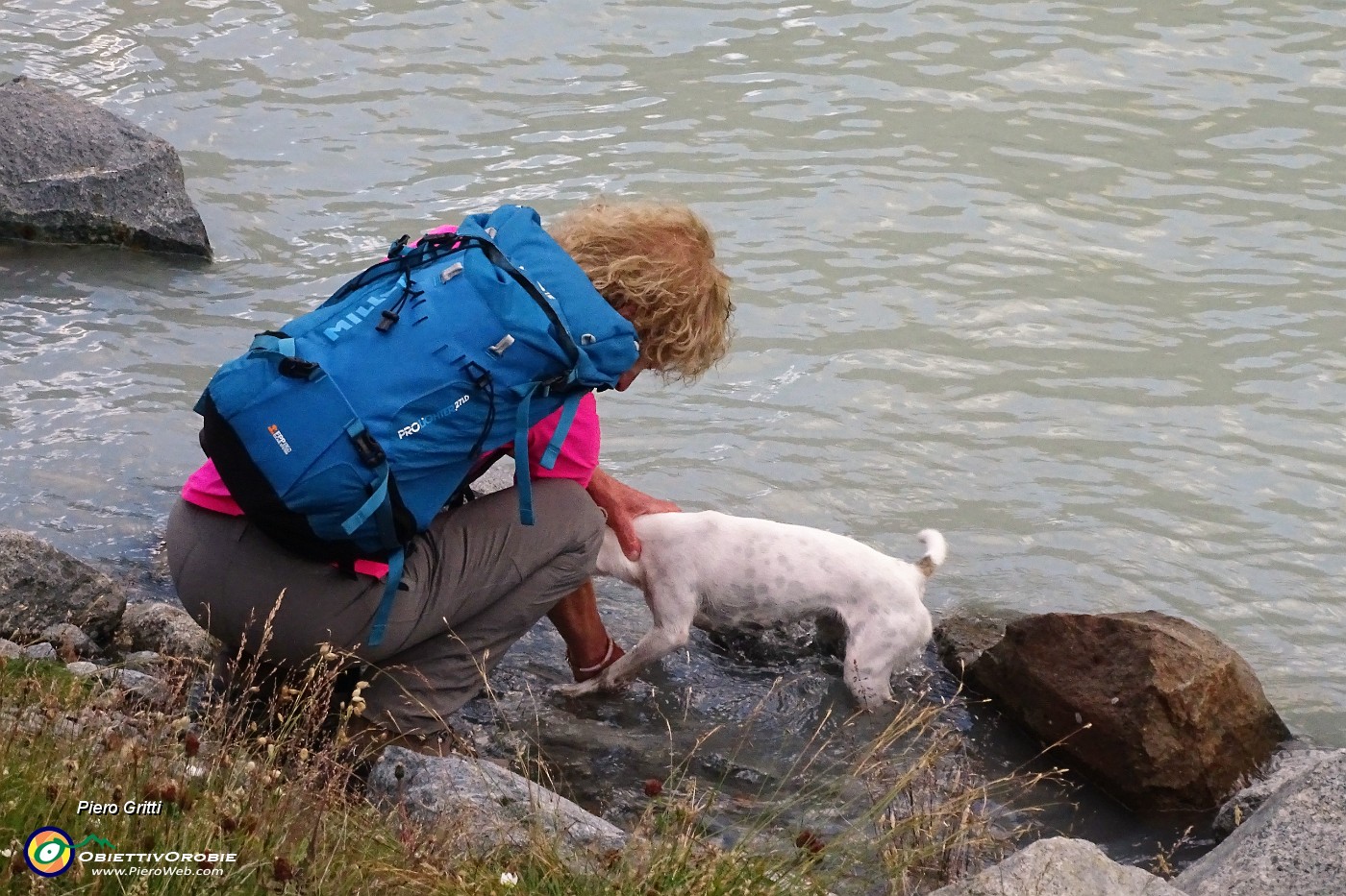 87 Per Stelina una lavatina nell'acqua del lago.JPG